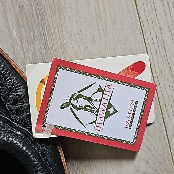 Hiawatha Bastien Industries Mocassins - Picture 2 of 5